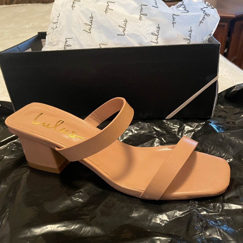 Brand new with tags Lulus “fallyn” heel, size 6